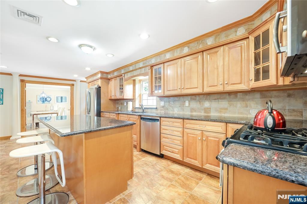 Hasbrouck Heights, New Jersey 07604, United States, 3 Bedrooms Bedrooms, ,2 BathroomsBathrooms,Residential,Pending,185426