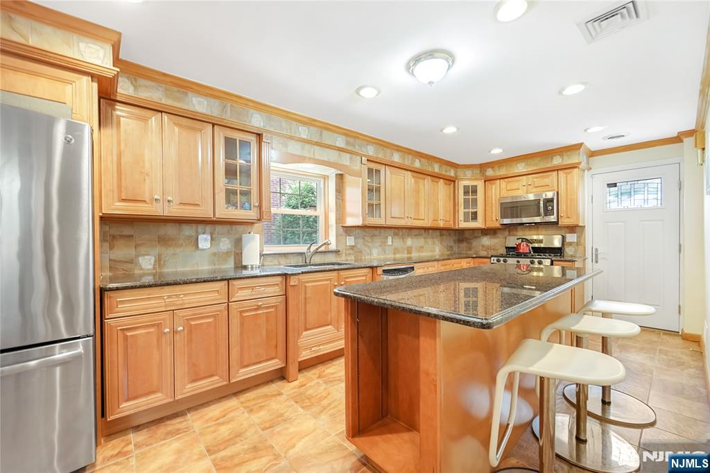 Hasbrouck Heights, New Jersey 07604, United States, 3 Bedrooms Bedrooms, ,2 BathroomsBathrooms,Residential,Pending,185426