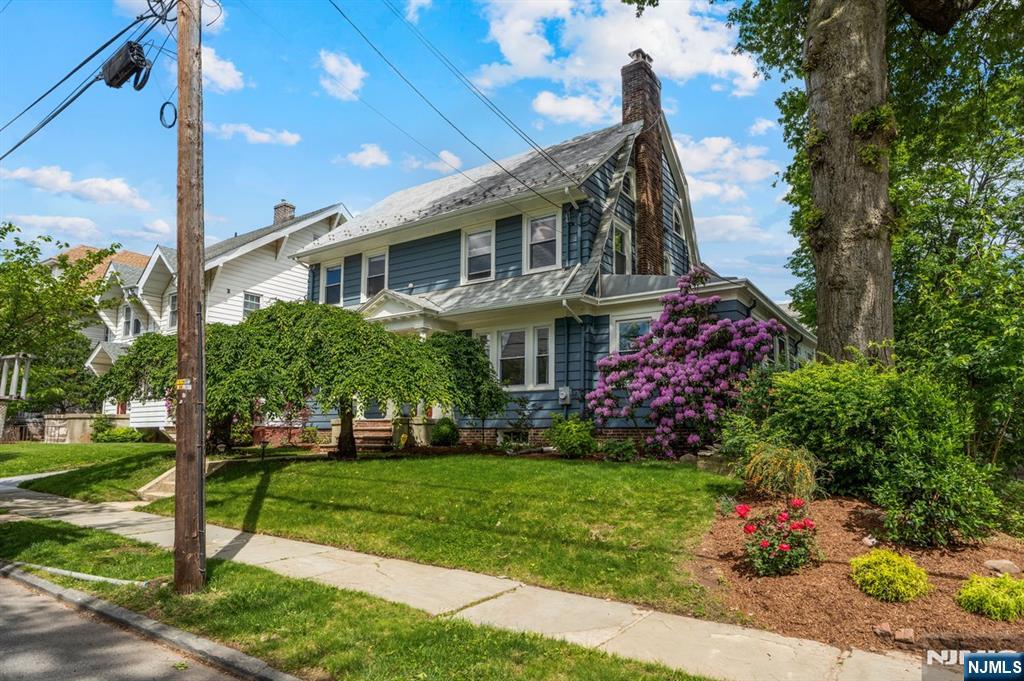 711 Lake, Newark, New Jersey - 5 Bedrooms  
3 Bathrooms  
13 Rooms - 