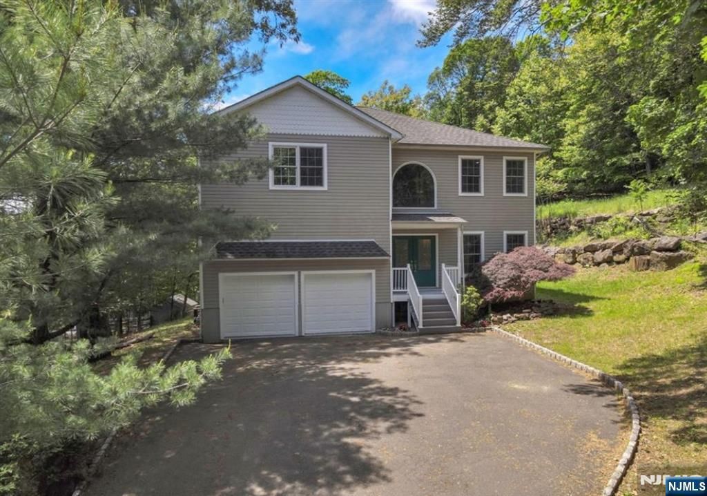 Photo of 27 Tecumseh Trail, Oakland, NJ 07436 (MLS # 25023032)
