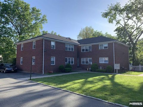 Photo of 171183 Fort Lee Rd #173-1C, Teaneck, NJ 07666 (MLS # 26008394)