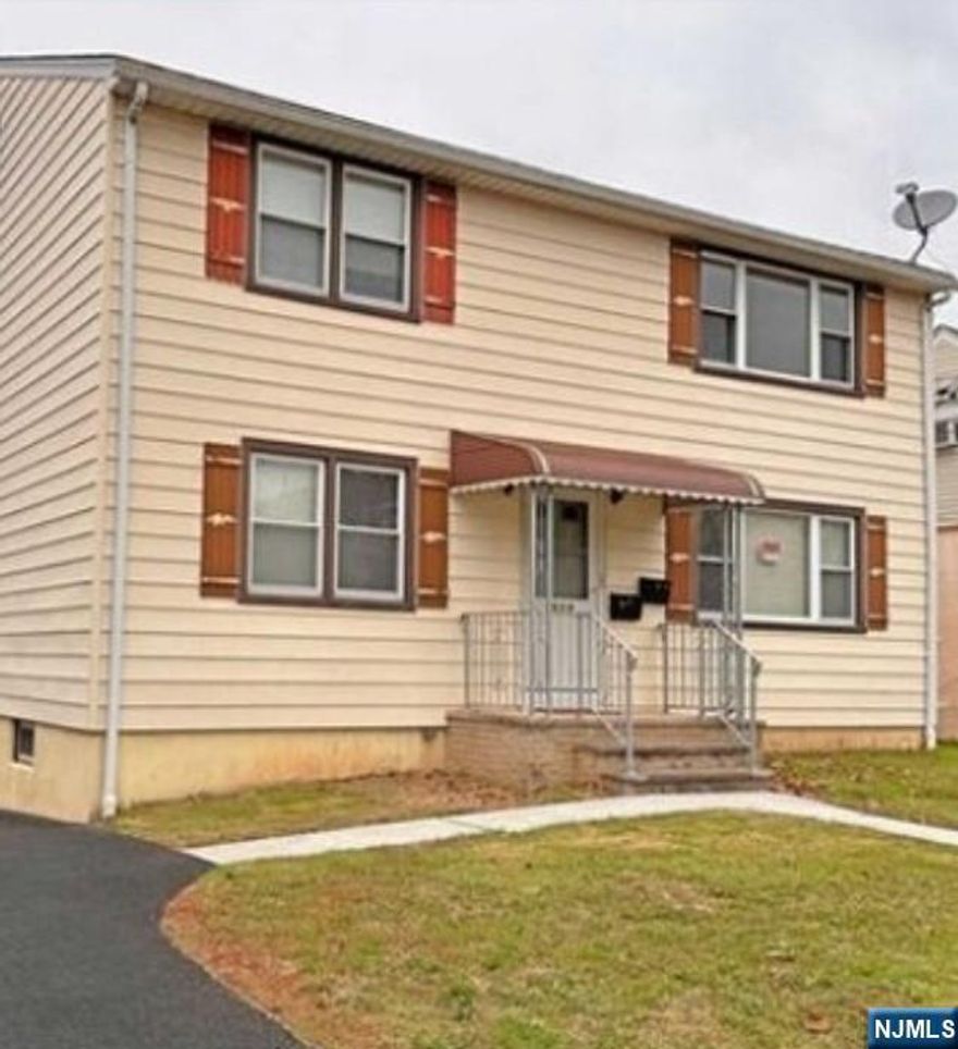 Bright open floor plan, Eat in kitchen, Living room, Full Bath, 2 Bedrooms, 2 off street parking spaces available at a fee of $50 per car, No Pets, No Laundry, No use of yard, smoke free home, Hardwood floors throughout Near 20thCentury Field, short distance to train and buses. Easy access to major highways and schools.