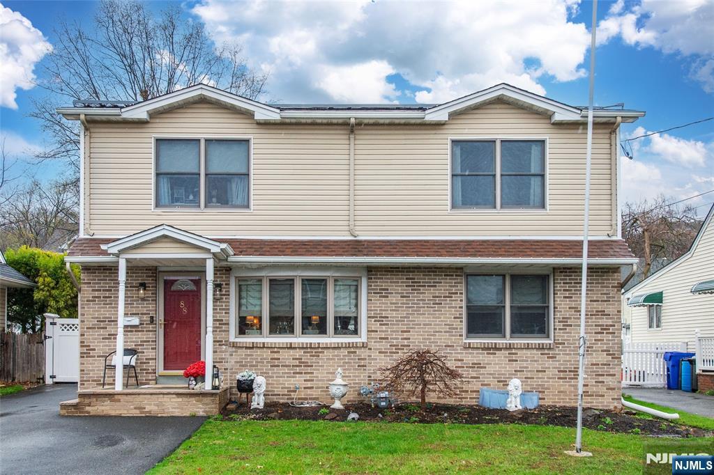 88 Greene Avenue, Totowa, New Jersey - 3 Bedrooms  
3.5 Bathrooms  
7 Rooms - 