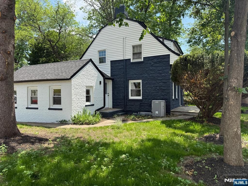 Photo of 867 River Road, Teaneck, NJ 07666 (MLS # 26018723)