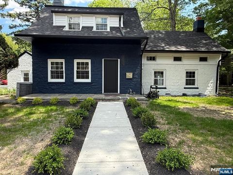 Photo of 867 River Road, Teaneck, NJ 07666 (MLS # 26018723)