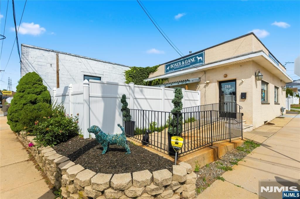 290 River Road