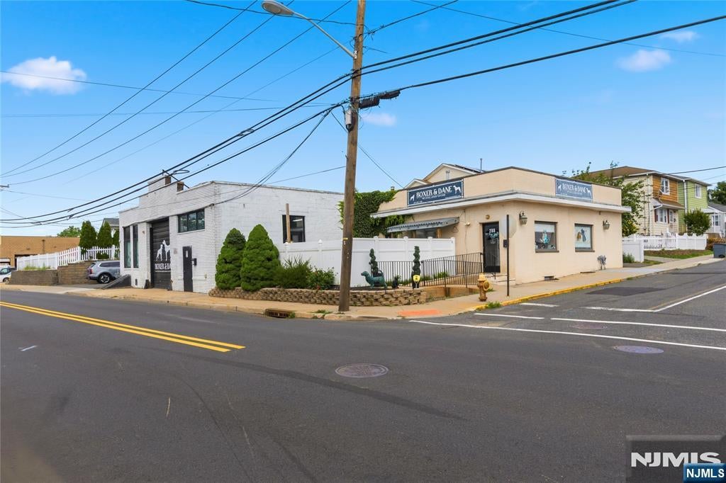 290 River Road