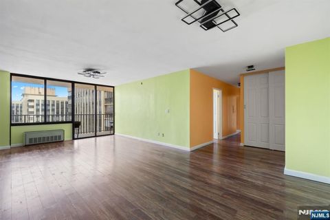 Photo of 200 Winston Dr #2921, Cliffside Park, NJ 07010 (MLS # 25038947)