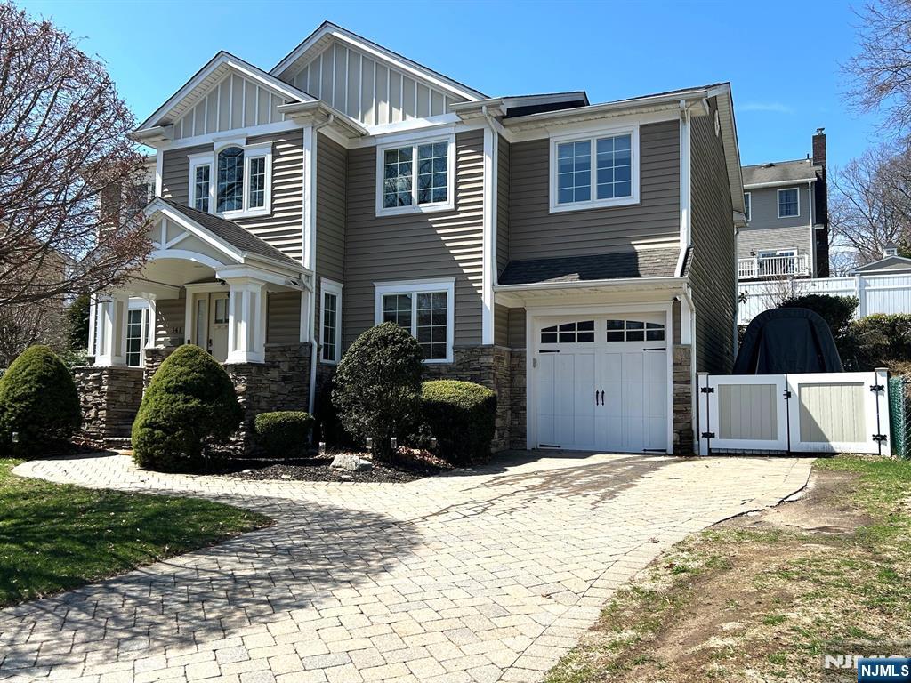 141 Brookside Ave, Cresskill, New Jersey - 4 Bedrooms  
3 Bathrooms  
9 Rooms - 