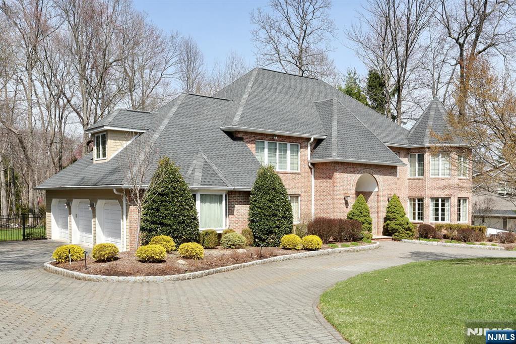 34 Hampshire Road, Mahwah, New Jersey - 5 Bedrooms  
4 Bathrooms  
11 Rooms - 