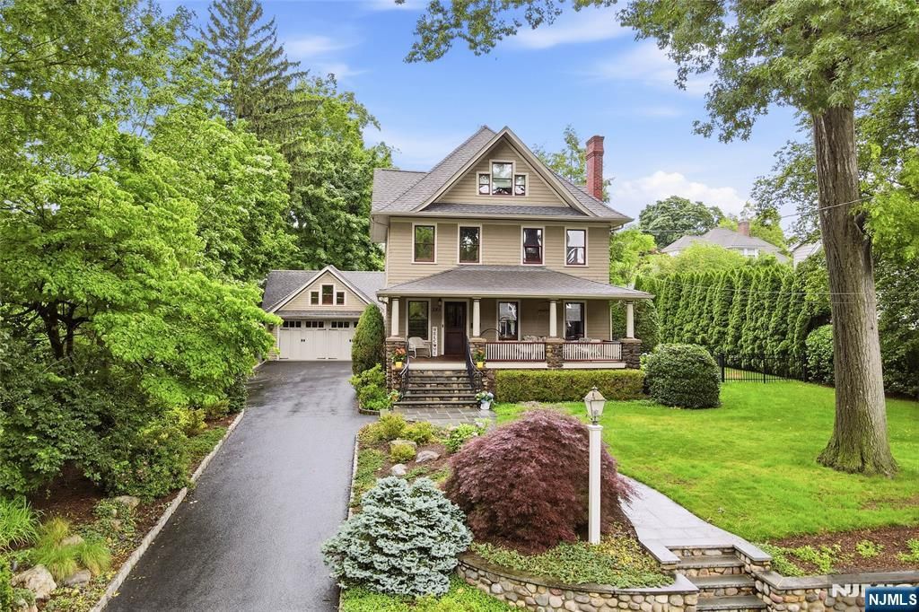 Photo of 283 Highwood AVE, Ridgewood Village, NJ 07450 (MLS # 26023846)