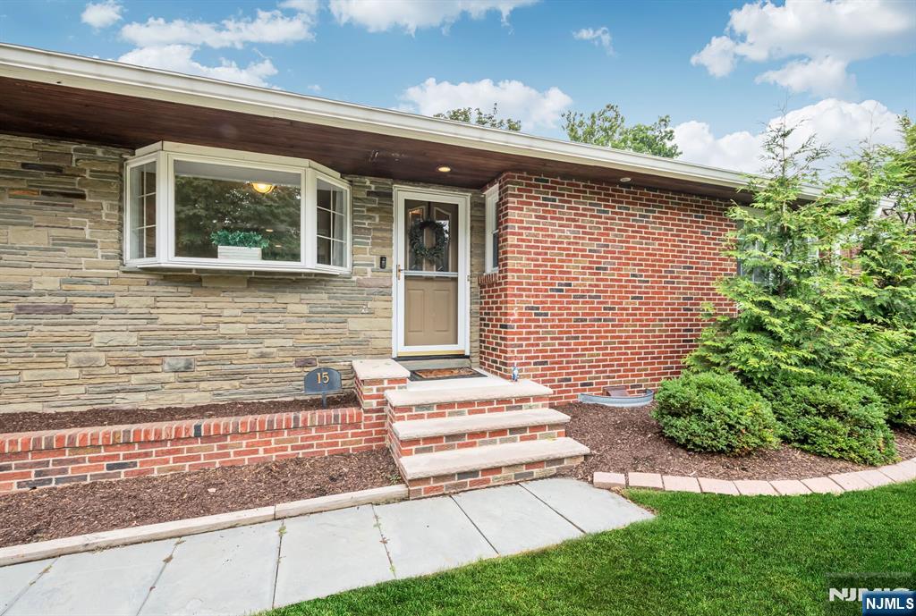 15 Kingwood Drive