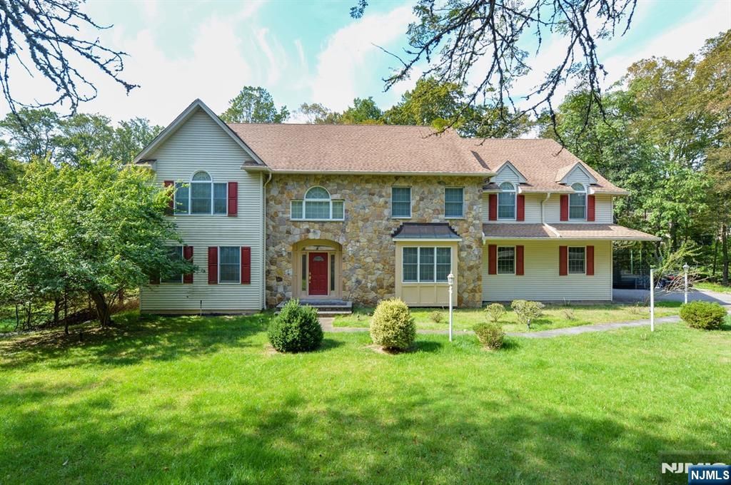 Photo of 515 E Saddle River Road, Upper Saddle River, NJ 07458 (MLS # 25031704)