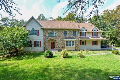 Photo of 515 E Saddle River Road, Upper Saddle River, NJ 07458 (MLS # 25031704)