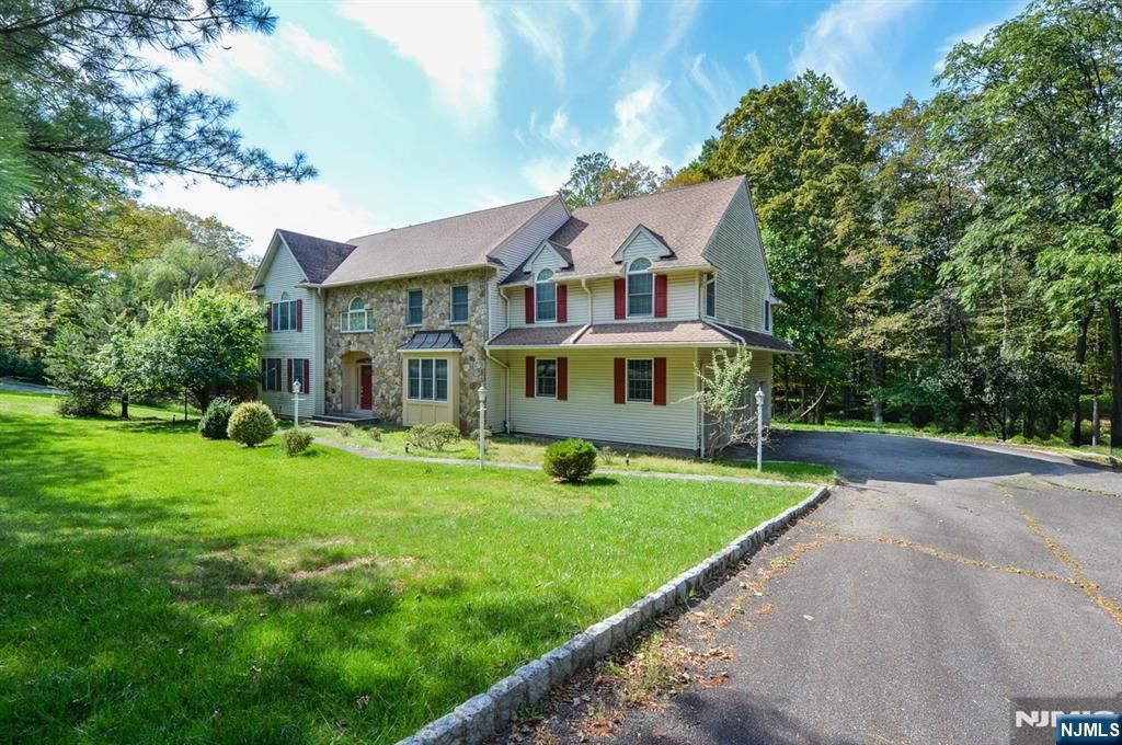 Photo of 515 E Saddle River Road, Upper Saddle River, NJ 07458 (MLS # 25031704)