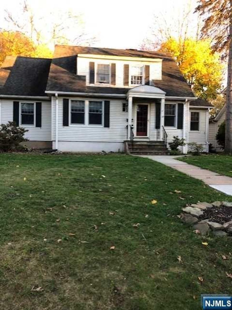 Recently remodeled 3 Bedroom 2 bath 1st floor apartment. Close to NJ Mainline train station and local Glen Rock restaurants. Washer/Dryer and refrigerator are included.