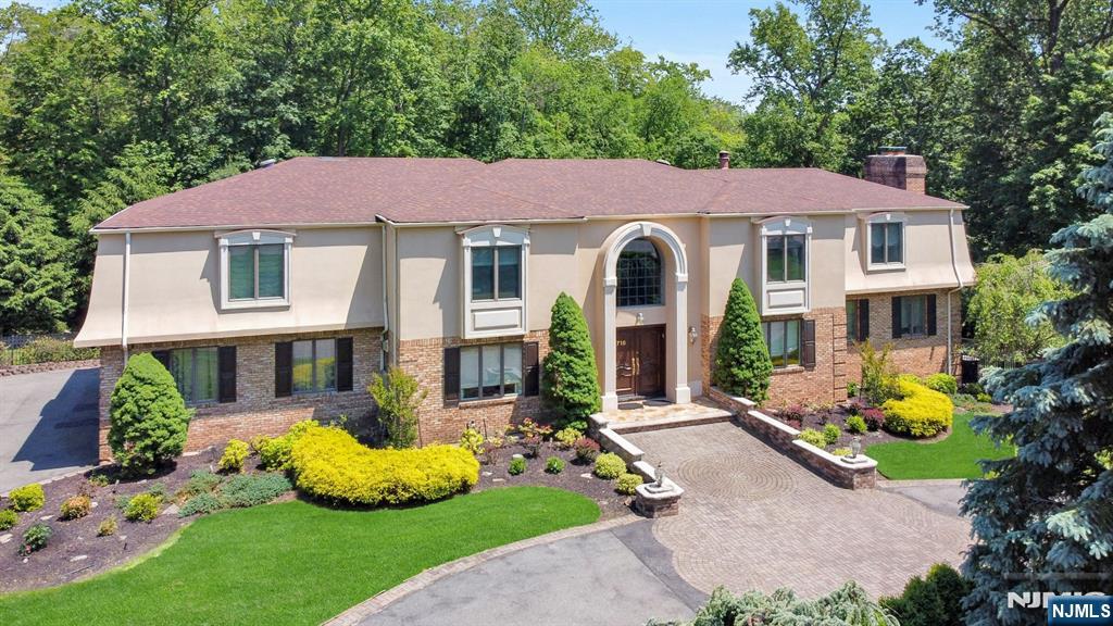 716 Galloping Hill Road, Franklin Lakes, New Jersey - 6 Bedrooms  
5 Bathrooms  
12 Rooms - 
