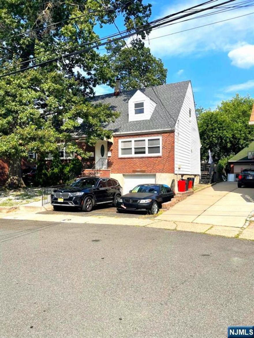 Bright and inviting one-bedroom unit in a well-maintained two-family home, featuring hardwood floors and a versatile bonus room that can be used as a home office, a walk-in closet, or whatever your imagination desires. The apartment features an eat-in kitchen with a refrigerator and ample closet space. Conveniently located just one block from express bus service, this home offers quick and direct access to Manhattan, making it an excellent choice for commuters. Situated near major highways and transit hubs, the location provides a smooth connection to New York City.