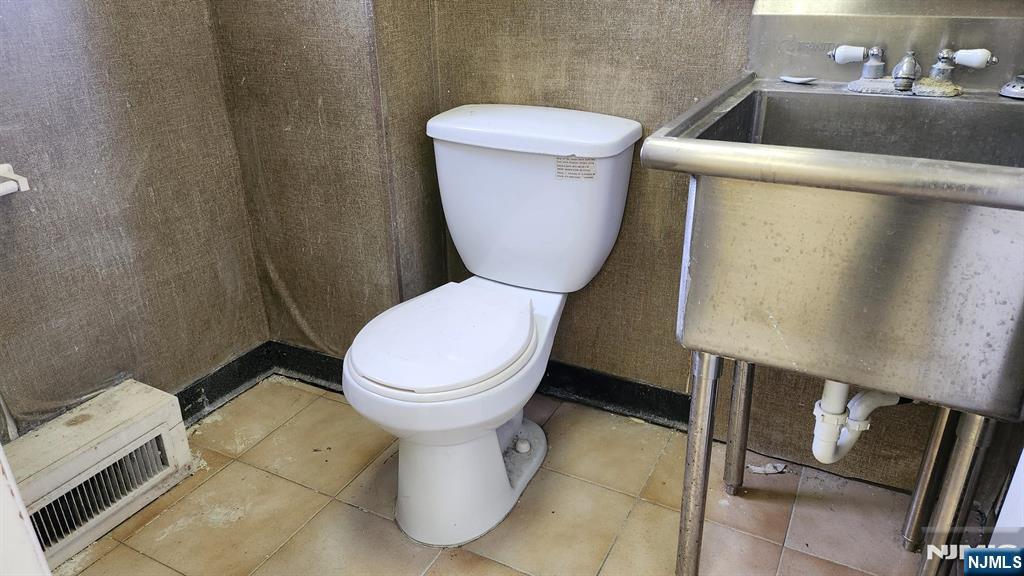 460 Commercial Avenue Front