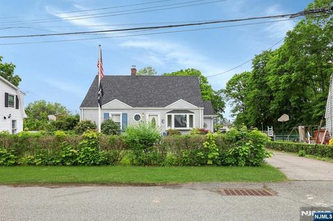 Photo of 17 Butler Place, Wanaque, NJ 07420 (MLS # 26017858)