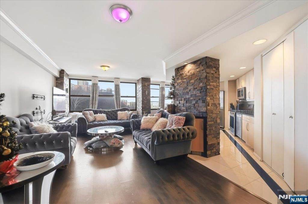 7004 Boulevard East 8C