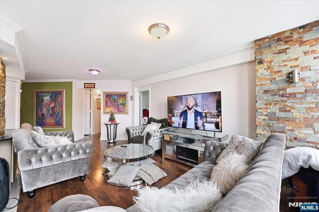 7004 Boulevard East 8C