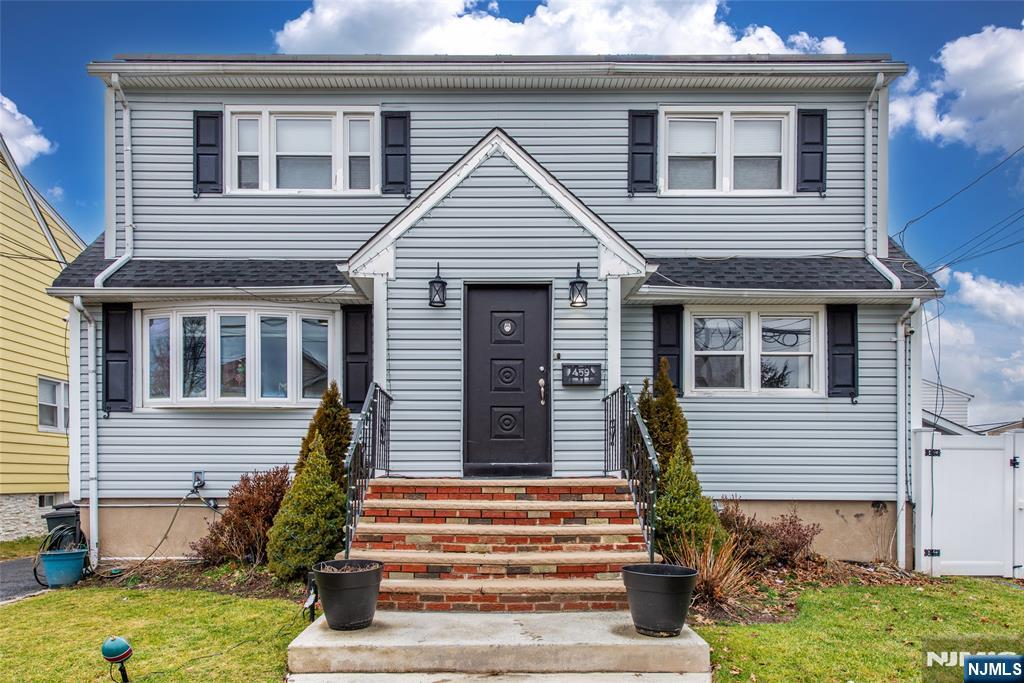 459 Dewey Ave 1st Fl, Saddle Brook, New Jersey - 3 Bedrooms  
1 Bathrooms  
5 Rooms - 