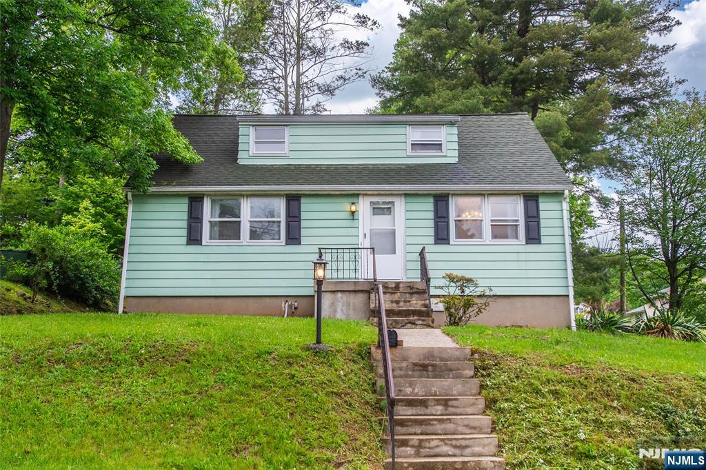 Property for Sale at 33 Lorelei Road, West Orange, New Jersey - Bedrooms: 3 
Bathrooms: 2 
Rooms: 8  - $500,000