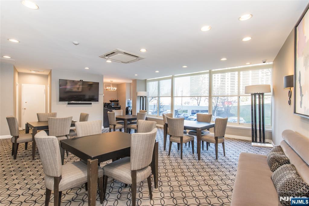 1 Claridge Drive 725