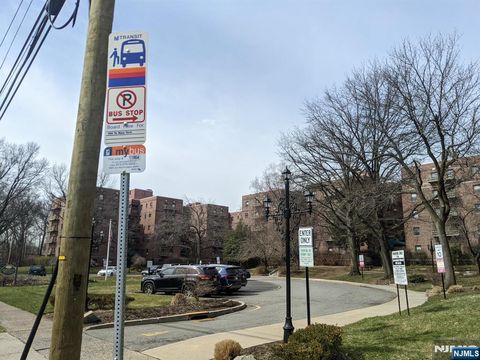 Photo of 2329 Hudson Ter #C12, Fort Lee, NJ 07024 (MLS # 25043178)