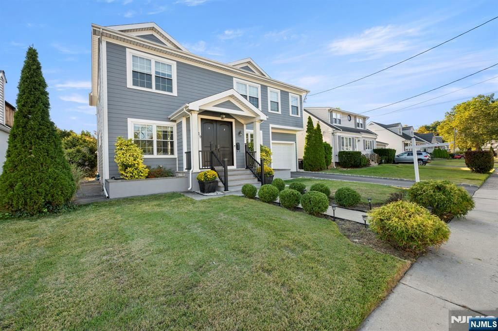 Photo of 19 Schlosser Drive, Rochelle Park, NJ 07662 (MLS # 25036893)