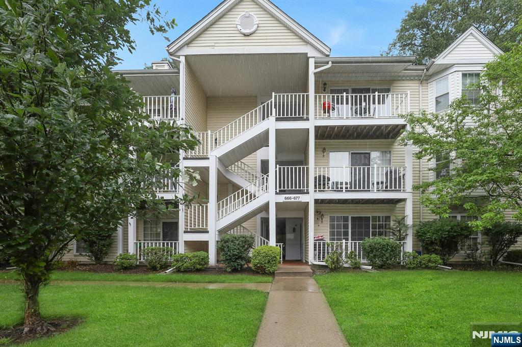 Property for Sale at 669 Juniper Way, Mahwah, New Jersey - Bedrooms: 2 
Bathrooms: 2  - $499,000