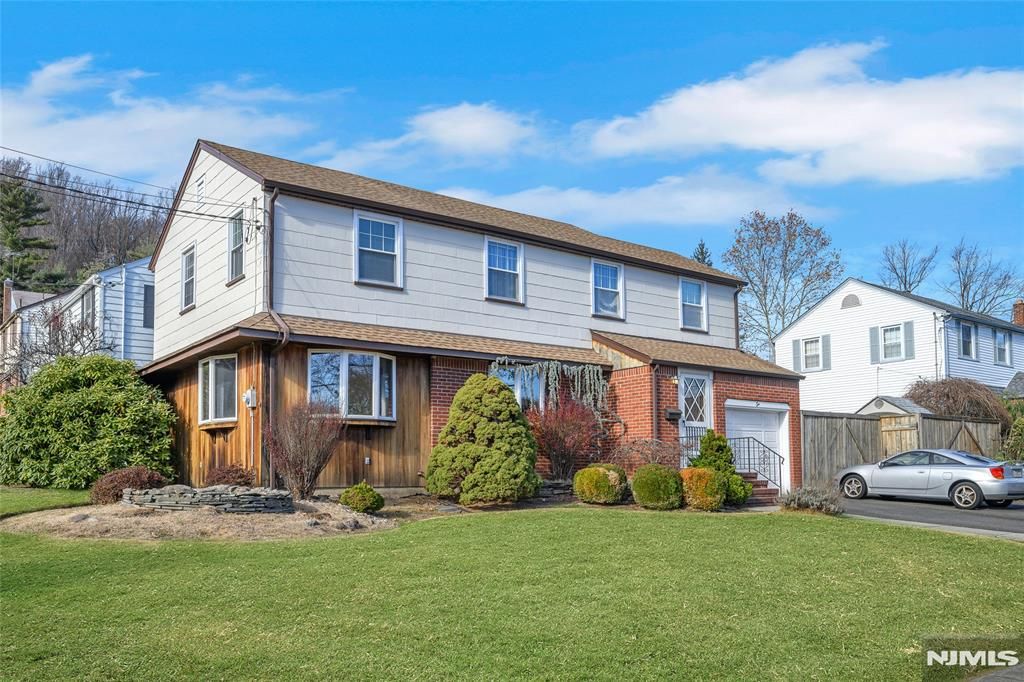 Photo of 6 Hillside Avenue, Cedar Grove, NJ 07009 (MLS # 25041689)