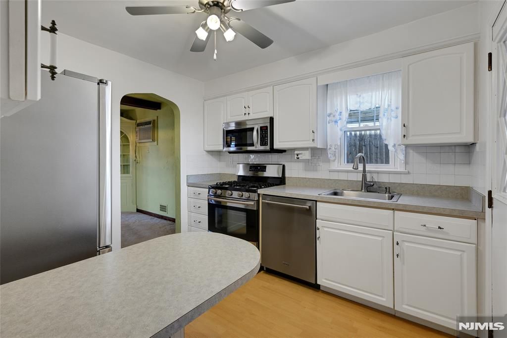 Photo of 6 Hillside Avenue, Cedar Grove, NJ 07009 (MLS # 25041689)