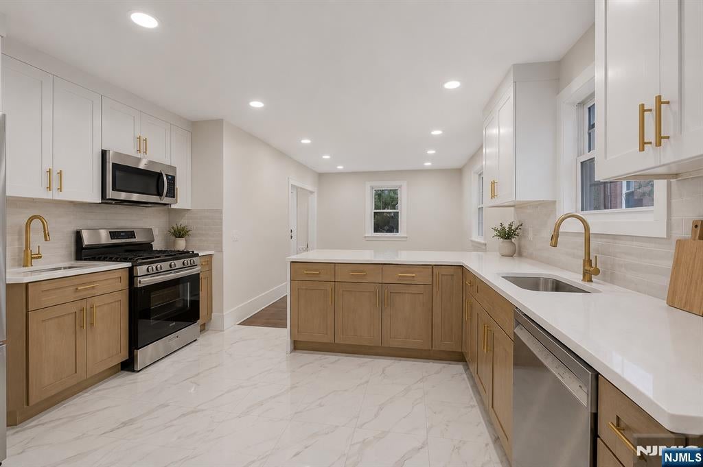 1087 Lambert Road