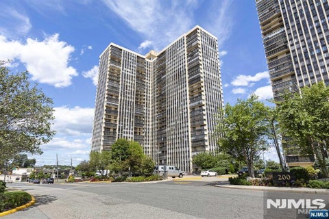 Photo of 300 Winston Drive #2111, Cliffside Park, NJ 07010 (MLS # 26040702)