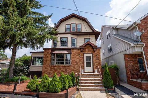 Photo of 325 Valley Brook Avenue, Lyndhurst, NJ 07071 (MLS # 25025793) Photo of 325 Valley Brook Avenue, Lyndhurst, NJ 07071 (MLS # 25025793)