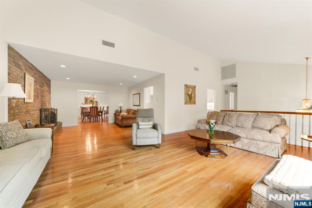 10 Edward Circle