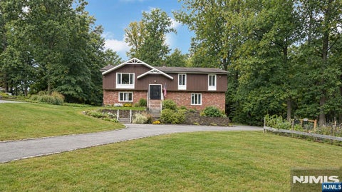 Photo of 10 Edward Circle, Montville Township, NJ 07045 (MLS # 26039707)