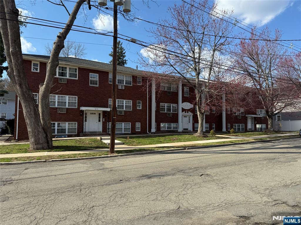 West Orange, New Jersey 07052, United States, 1 Bedroom Bedrooms, ,1 BathroomBathrooms,Residential,Active,98453