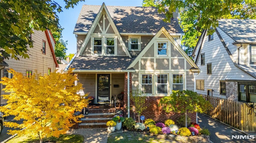 Photo of 33 Burnett Street, Glen Ridge, NJ 07028 (MLS # 25037317)