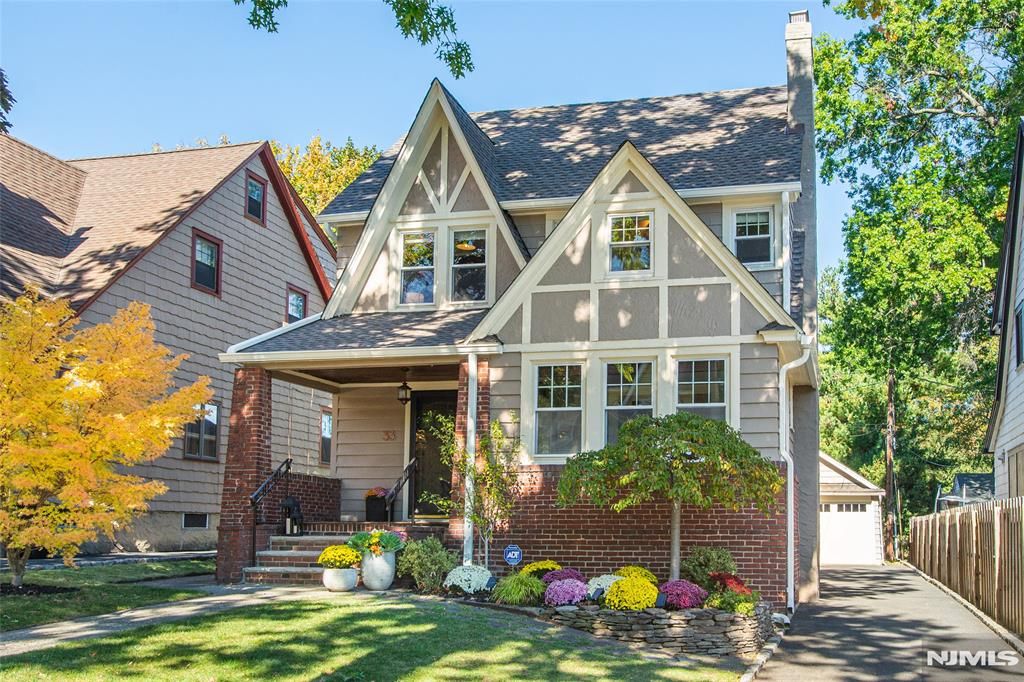 Photo of 33 Burnett Street, Glen Ridge, NJ 07028 (MLS # 25037317)