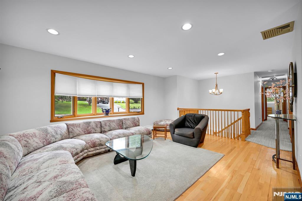 6 Queen Court