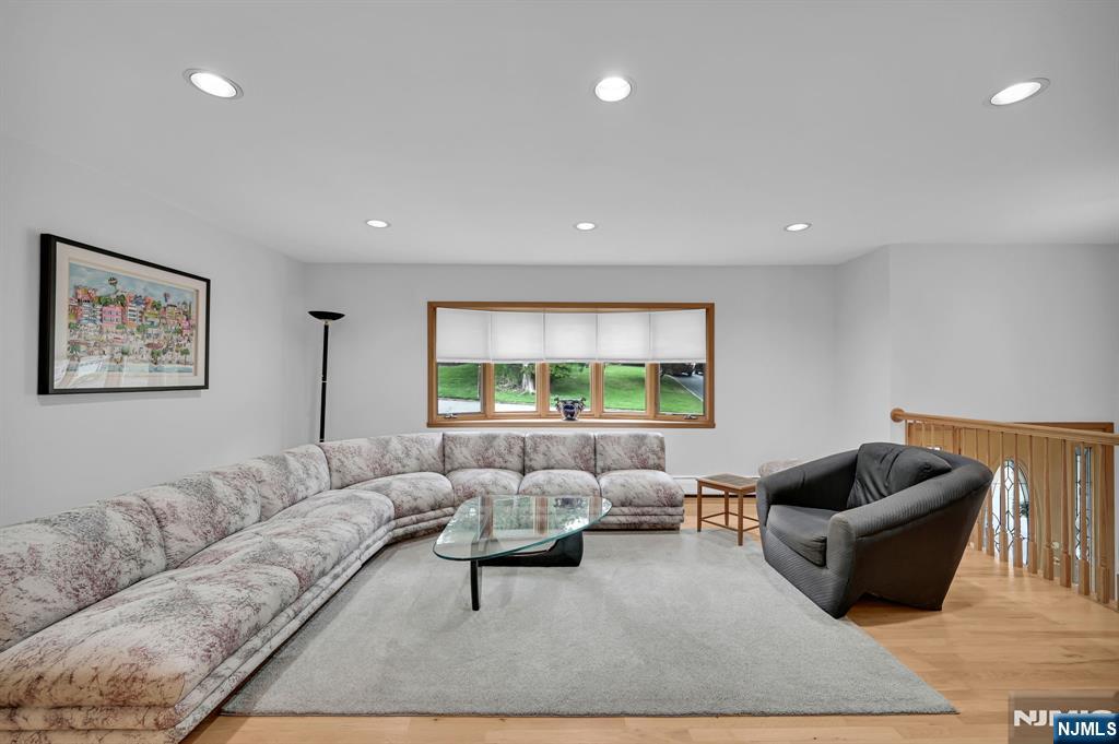 6 Queen Court