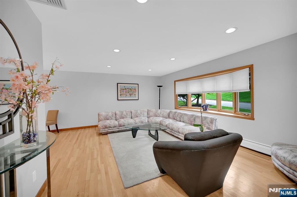 6 Queen Court