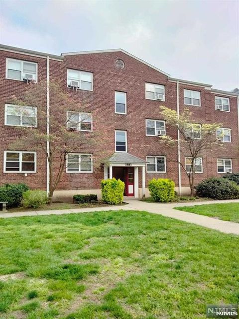 Photo of 1483 E Terrace Cir #4, Teaneck, NJ 07666 (MLS # 26025355)