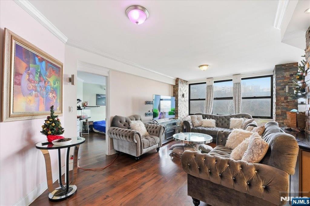 7004 Boulevard East 8C