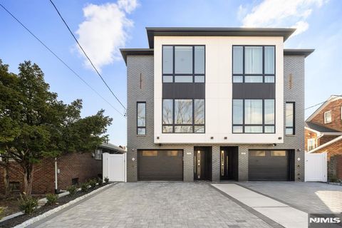 Photo of 690 Palisade, Cliffside Park, NJ 07010 (MLS # 26001238)