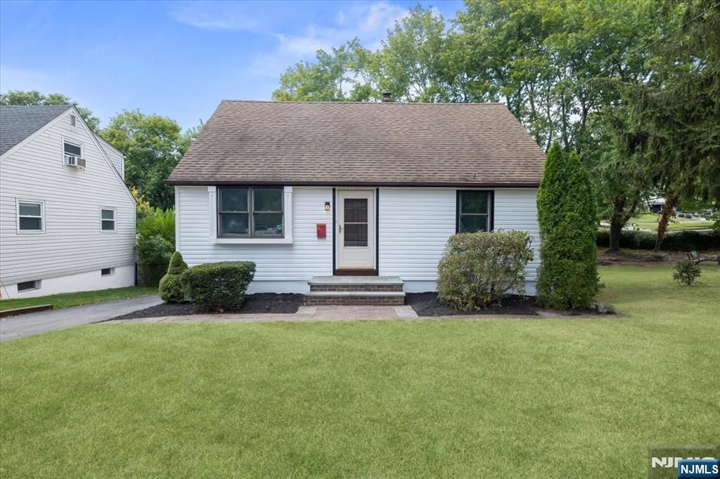 Photo of 499 Goffle Road, Wyckoff, NJ 07481 (MLS # 25034894)