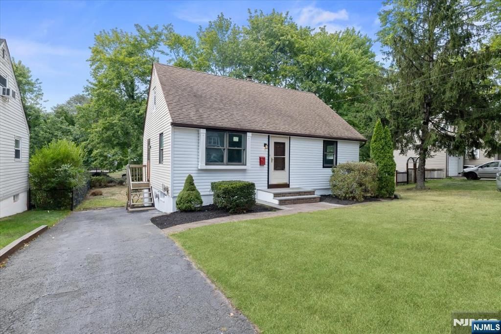 Photo of 499 Goffle Road, Wyckoff, NJ 07481 (MLS # 25034894)